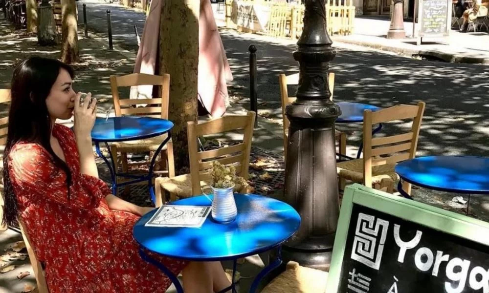 Παραδοσιακό καφενείο στο Παρίσι θα σου ψήσει ελληνικό καφέ στη χόβολη